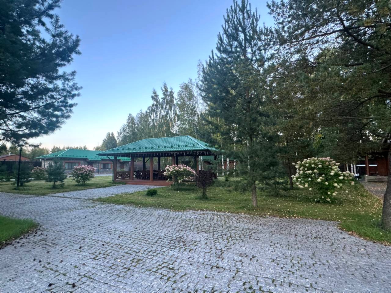 Беседка с газоном